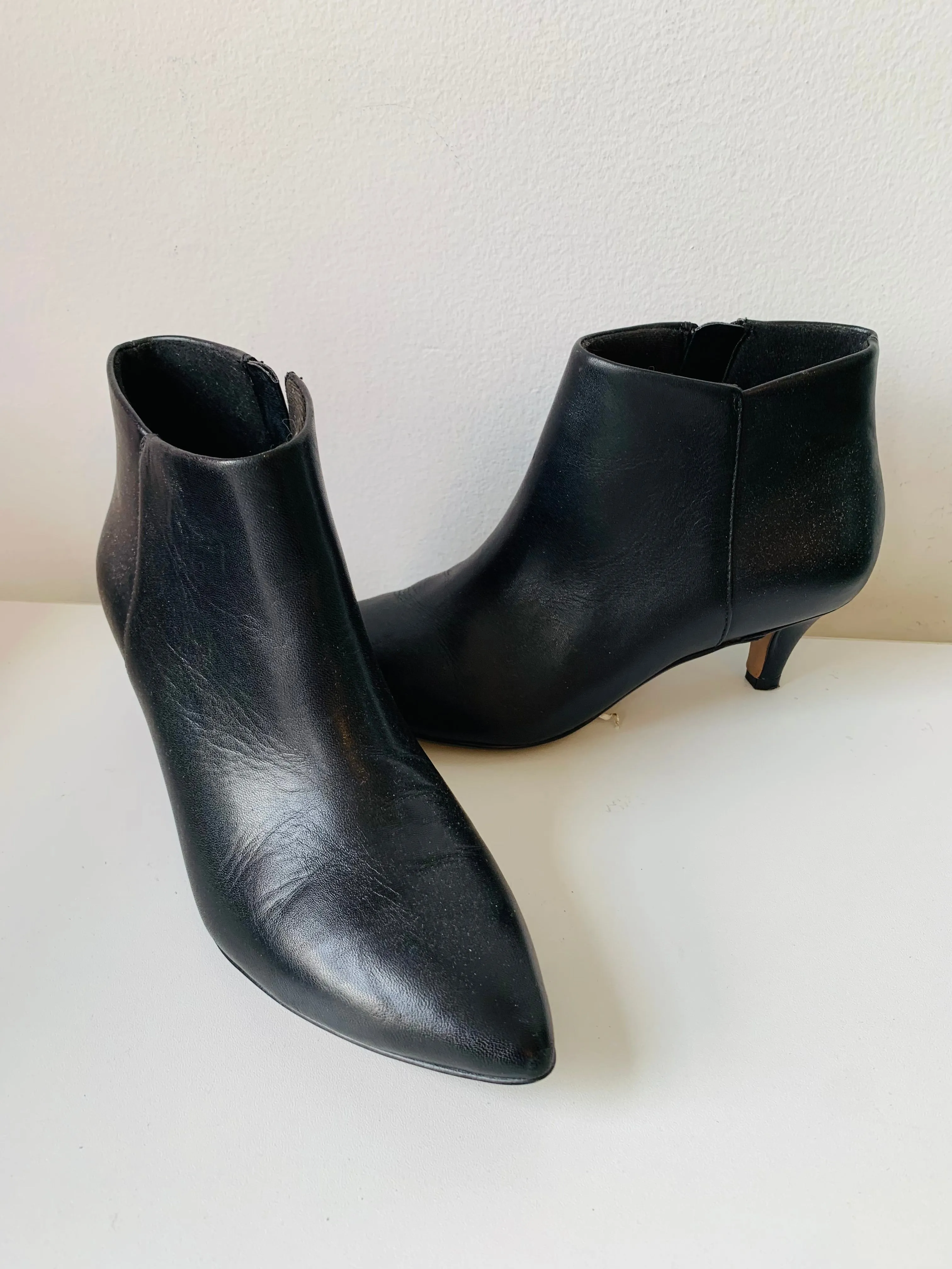 Clark’s Black Leather Kitten Heel Booties Size 6.5