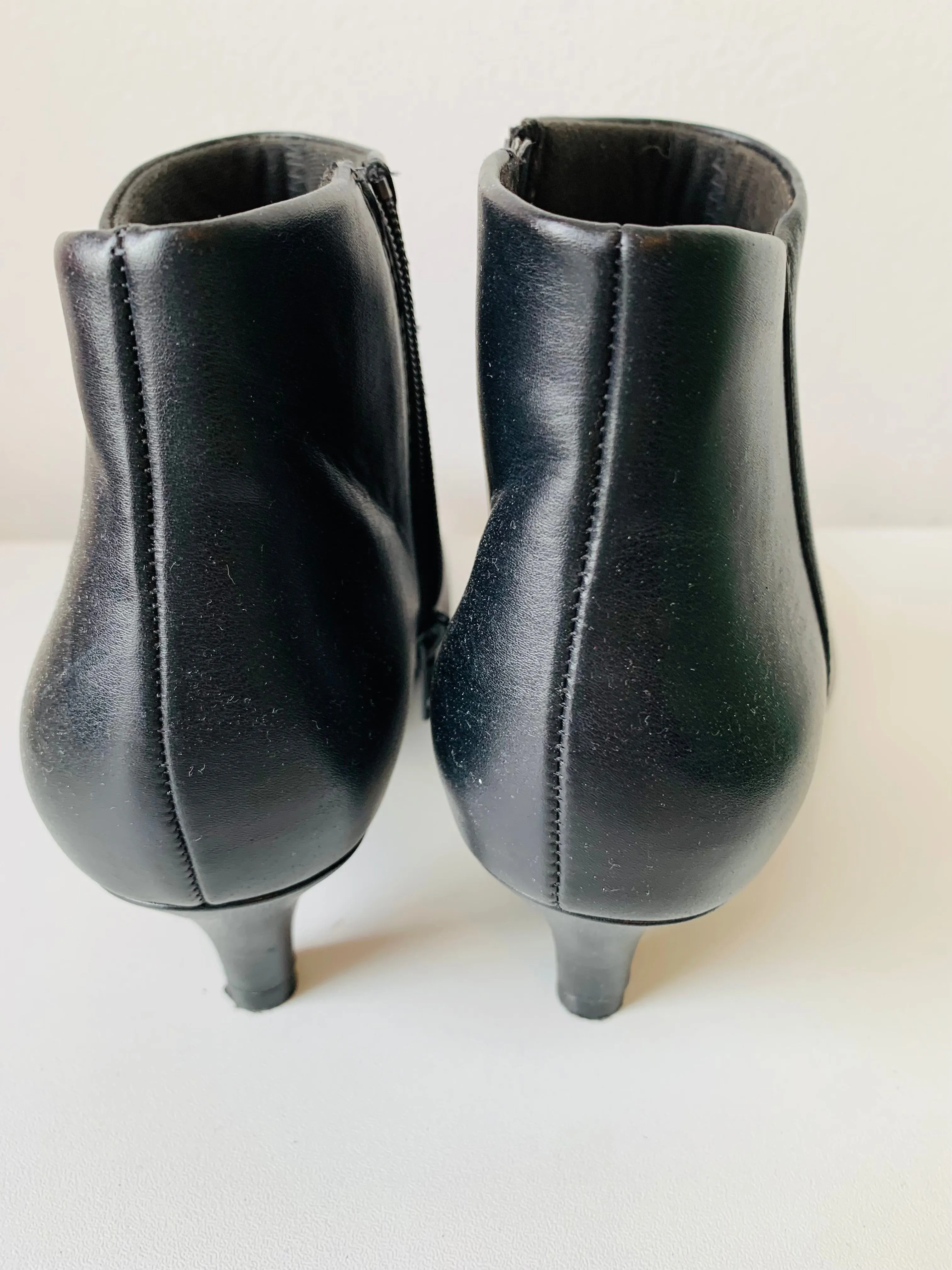 Clark’s Black Leather Kitten Heel Booties Size 6.5