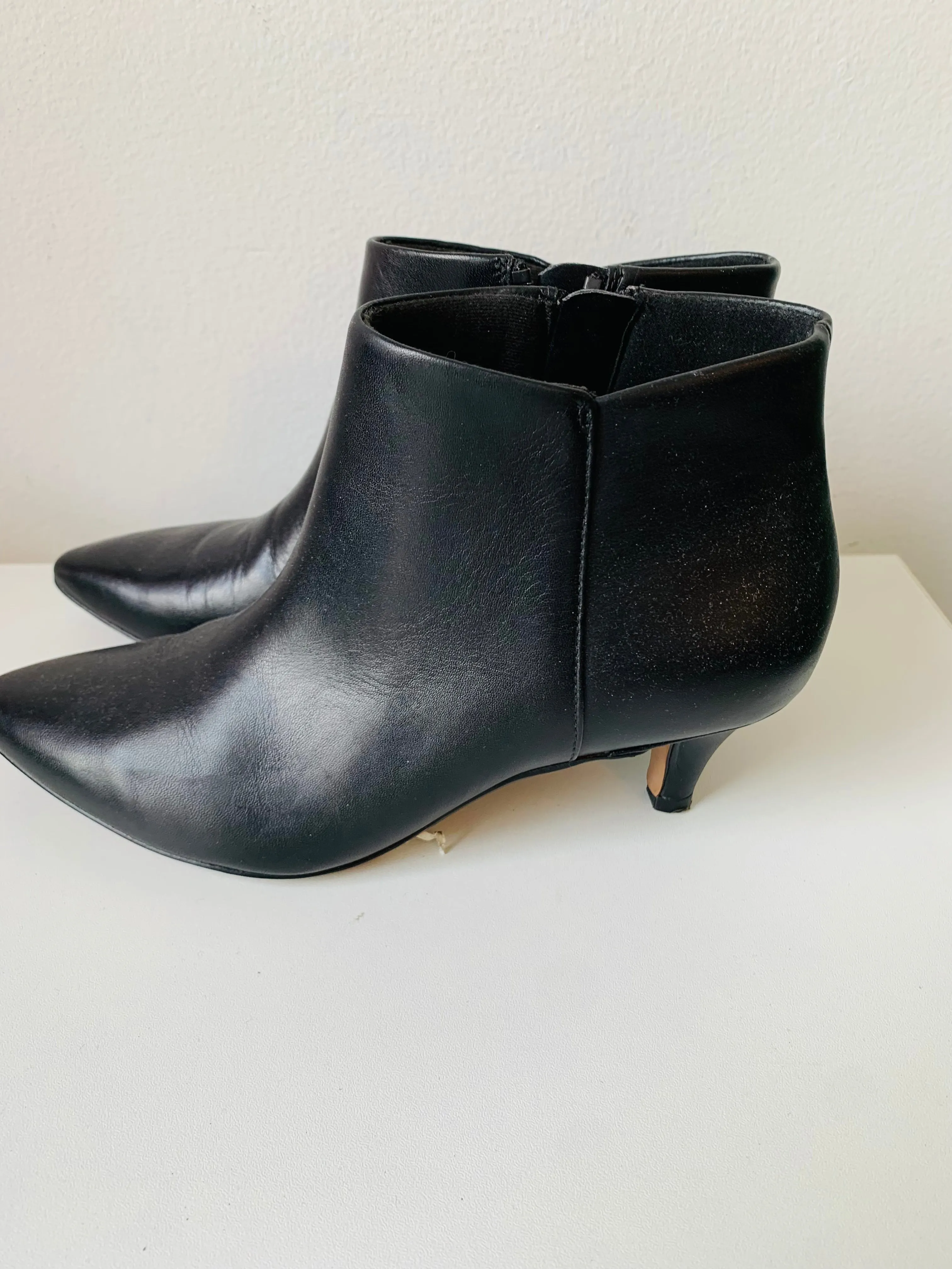 Clark’s Black Leather Kitten Heel Booties Size 6.5